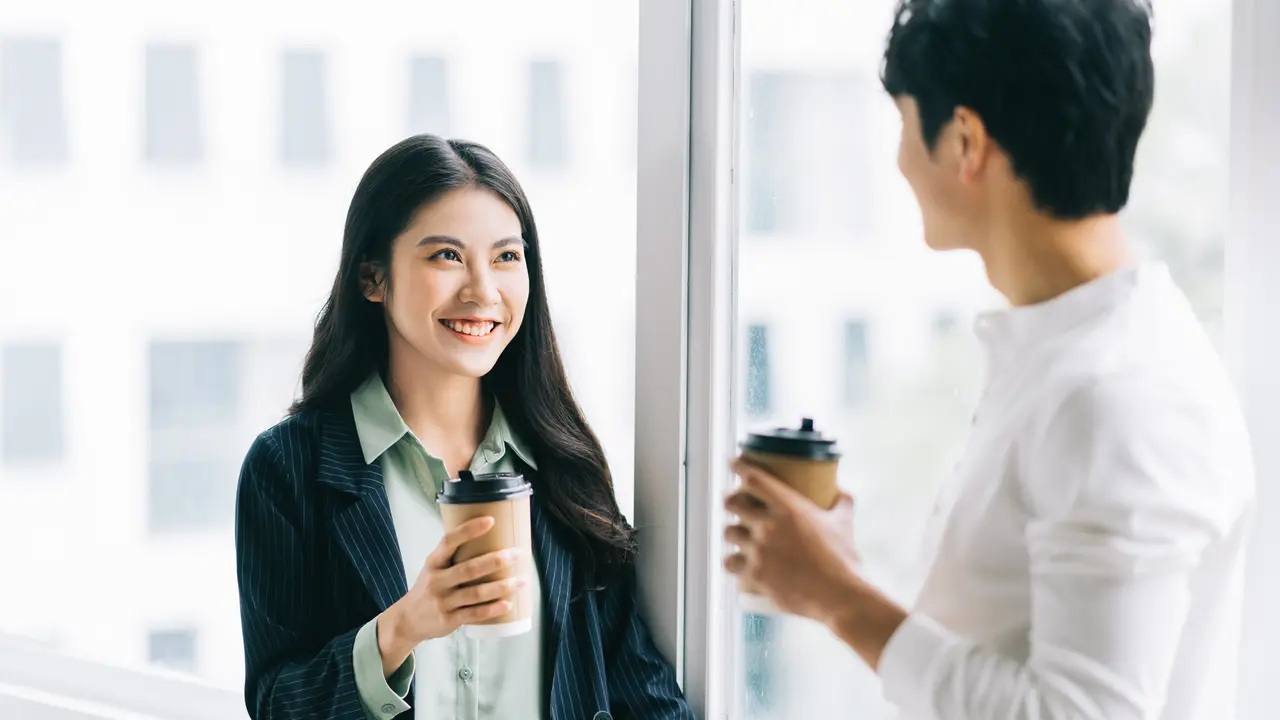 perempuan dan pasangan dekat jendela