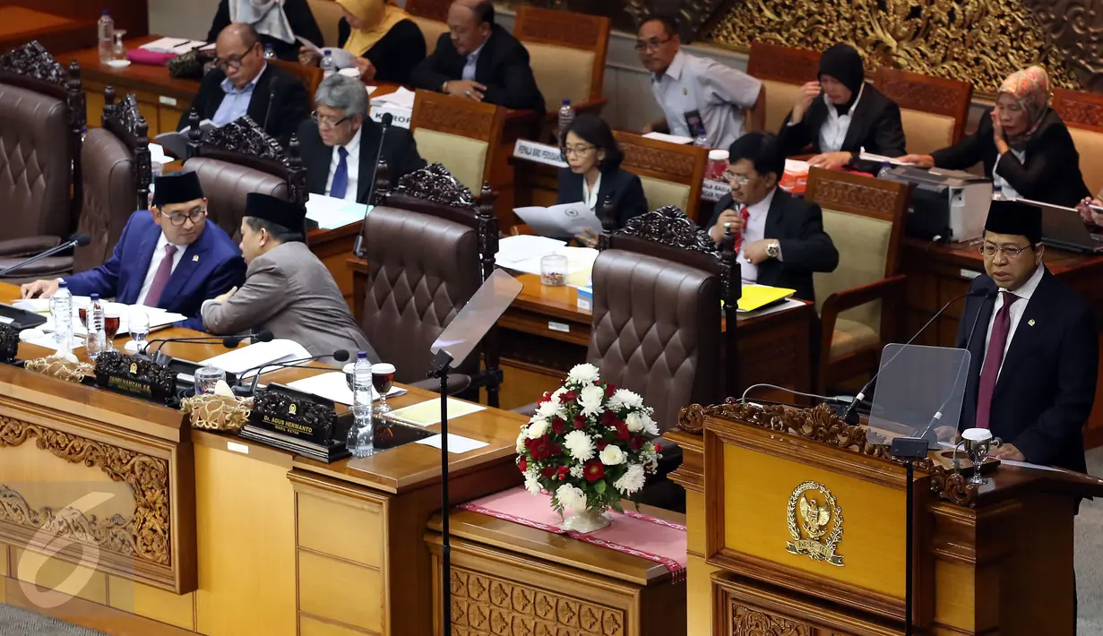 Ketua DPR Setya Novanto (kanan) memberikan penjelasan saat Rapat Paripurna DPR RI Ke-18 Masa Sidang III Tahun Sidang 2016-2017, Jakarta, Kamis (23/2). Sidang tersebut membahas Penutupan Masa Sidang dan sejumlah agenda RUU (Liputan6.com/Johan Tallo)