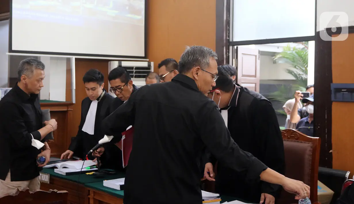 Terdakwa kasus merintangi penyidikan atau "obstruction of justice" pembunuhan berencana terhadap Nofriansyah Yosua Hutabarat atau Brigadir J, Agus Nurpatria (kanan) dan Hendra Kurniawan saat sidang lanjutan di PN Jakarta Selatan, Kamis (1/12/2022). Sidang lanjutan kasus pembunuhan berencana terhadap Brigadir J tersebut kembali digelar dengan agenda pemeriksaan enam saksi yang dihadirkan oleh jaksa penuntut umum. (Liputan6.com/Johan Tallo)