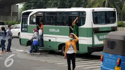 Sejumlah penumpang turun di depan terminal Blok M Jakarta, Kamis (31/3/2016). Pemerintah berencana menurunkan tarif angkutan umum pasca penurunan harga BBM, 1 April mendatang. (Liputan6.com/Helmi Fithriansyah)