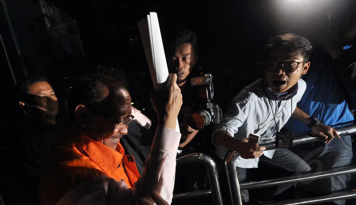 Direktur PT Media Karya Sentosa, Antonius Bambang Djatmiko saat keluar dari gedung KPK, Jakarta, Selasa (2/12/2014). Antonius ditahan KPK dalam kasus dugaan suap Ketua DPRD Bangkalan, Fuad Amin. (Liputan6.com/Miftahul Hayat)