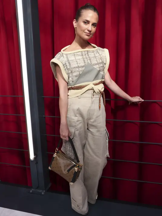 Alicia Vikander berpose saat menghadiri koleksi busana Louis Vuitton Spring/Summer 2023 selama Paris Fashion Week di Paris pada Selasa, 4 Oktober 2022.Berpakaian sebagai duta Louis Vuitton, wanita Swedia itu mengingatkan kita bahwa kepang adalah pilihan terbaik. (AP Photo/Francois Mori)