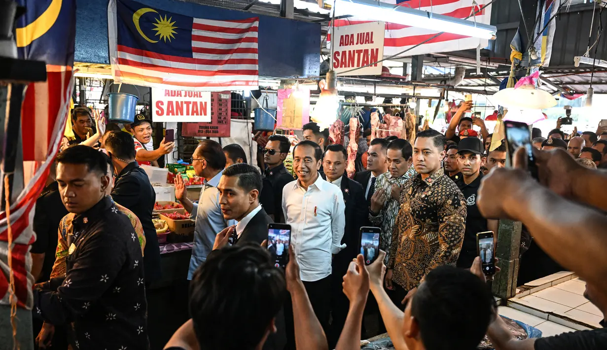 Presiden Indonesia Joko Widodo (tengah) didampingi Perdana Menteri Malaysia Anwar Ibrahim saat mengunjungi pasar basah Chow Kit yang populer di Kuala Lumpur pada 8 Juni 2023.
Mohd Rasfan / AFP