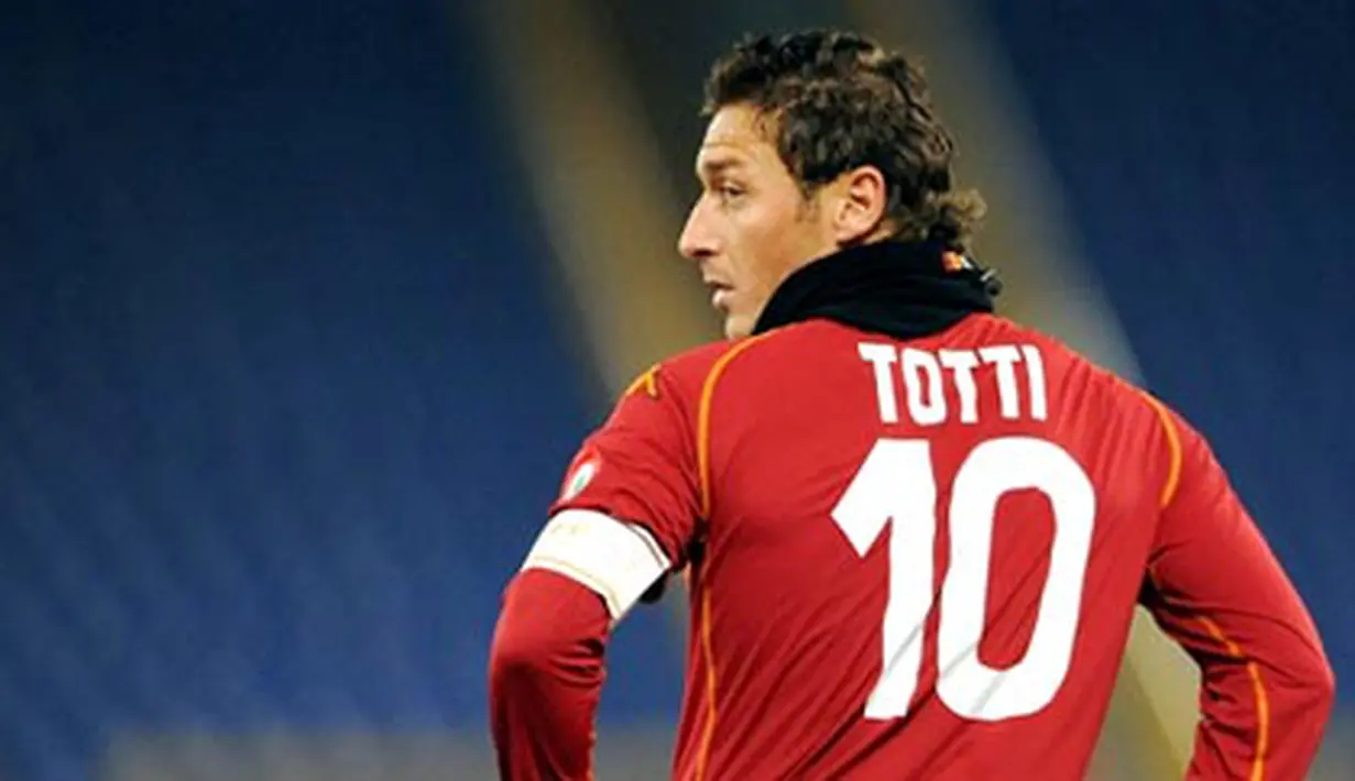 AS Roma's captain Francesco Totti during his team's Italian serie A match against Palermo on January 28, 2009 at Olympic stadium in Rome on January 28, 2009. AFP PHOTO/ALBERTO PIZZOLI