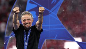 Pelatih kepala Paris Saint-Germain, Luis Enrique, merayakan kemenangan sambil mengenakan medali juara setelah memenangkan pertandingan final Liga Champions UEFA antara PSG dan Arsenal FC di Puskas Arena, Budapest, pada 30 Mei 2026. (Foto: FRANCK FIFE / AFP)