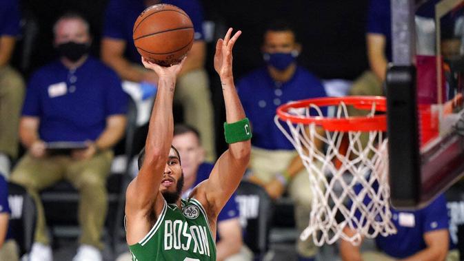 Pebasket Boston Celtics, Jayson Tatum, berusaha memasukkan bola saat melawan Miami Heat pada gim keempat final NBA Wilayah Timur di AdventHealth Arena, Kamis (24/9/2020). Miami Heat menang dengan skor 109-112. (AP/Mark J. Terrill)