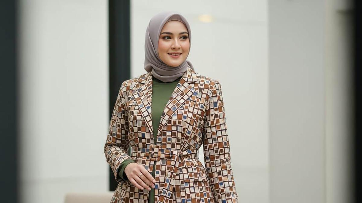 7 Model Blazer Batik Wanita untuk Gamis, Tampil Elegan dan Berwibawa di Segala Acara