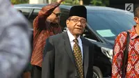 Politisi senior Partai Golkar Akbar Tandjung menuju Gedung Graha Saba Buana, Solo, Rabu (8/11). Sejumlah tokoh nasional dan pejabat menghadiri Ijab Kabul pernikahan putri Presiden Jokowi, Kahiyang Ayu dengan Bobby Nasution. (Liputan6.com/Angga Yuniar)