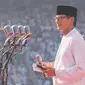 Calon wakil presiden nomor urut 02 Sandiaga Uno menyapa para pendukung dalam kampanye akbar Prabowo-Sandi di Stadion Utama Gelora Bung Karno (SUGBK), Jakarta, Minggu (7/4). Sejumlah tokoh nasional pendukung Prabowo - Sandiaga pun turut hadir. (Liputan6.com/Herman Zakharia)