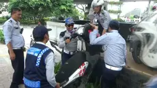 Puluhan motor karyawan Transjakarta diangkut Dishub karena parkir di trotoar.