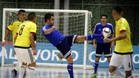 Wing timnas futsal Brasil, Falcao (tengah) sedang beraksi pada laga persahabatan di kota Medellin, Kolombia (20/5/2016). Falcao menjadi tumpuan Brasil untuk mempertahankan gelar juara dunia.  (EPA/Luis Eduardo)