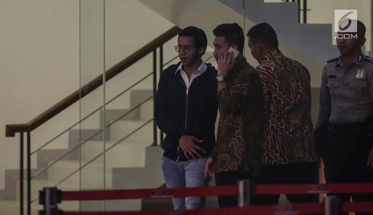 Putra Setya Novanto, Rheza Herwindo usai menjalani pemeriksaan di gedung KPK, Jakarta, Jum'at (22/12). PT Quadra Solution merupakan salah satu perusahaan yang tergabung dalam konsorsium proyek e-KTP. (Liputan6.com/Faizal Fanani)