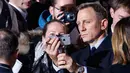 Aktor Daniel Craig berselfie dengan penggemarnya saat menghadiri premiere film terbarunya James Bond 007 "Spectre" di Berlin, Jerman, (28/10/2015). Film tersebut dirilis pada tanggal 6 November 2015. seri film James Bond. (REUTERS/Fabrizio Bensch)