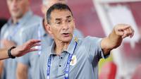 Pelatih Timnas Indonesia U-23, Gerald Vanenburg memberikan arahan kepada pemainnya dalam laga Grup A Piala AFF U-23 2025 di Stadion Utama Gelora Bung Karno (SUGBK), Senayan, Jakarta, Selasa (15/07/2025). (Bola.com/M Iqbal Ichsan)