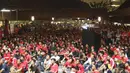 Ratusan penonton memadati Summarecon Mal Bekasi untuk nonton bareng Chelsea melawan Liverpool yang diadakan oleh Bola.com. (Bola.com/Vitalis Yogi Trisna)