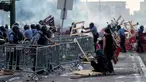 Polisi menyingkirkan barikade yang dibuat demonstran saat unjuk rasa atas kematian George Floyd oleh polisi di luar Third Police Precinct, Minneapolis, Minnesota, Amerika Serikat, Rabu (27/5/2020). Kematian George Floyd memicu kerusuhan di Minneapolis. (Kerem Yucel/AFP)