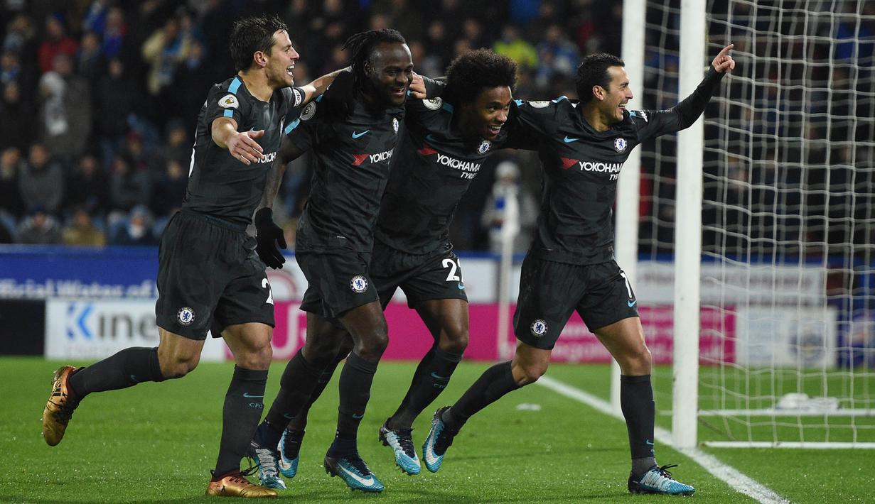 Para pemain Chelsea merayakan gol yang dicetak Pedro ke gawang Huddersfield pada laga Premier League di Stadion John Smith, Huddersfield, Selasa (12/12/2017). Huddersfield kalah 1-3 dari Chelsea. (AFP/Oli Scarff)