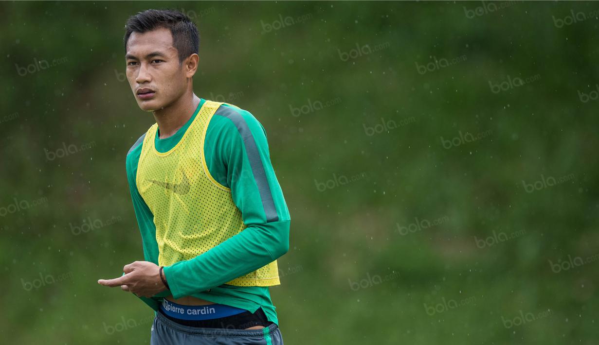 Bek Timnas Indonesia, Hansamu Yama, , latihan di Lapangan SPH Sentul, Jawa Barat, Kamis (1/12/2016).  Manahati dan Hansamu selalu dipasangkan Alfred Riedl dalam sesi latihan beberapa waktu terakhir. (Bola.com/Vitalis Yogi Trisna)
