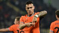 Pemain Inter Milan Lautaro Martinez melakukan selebrasi usai mencetak gol ke gawang Fiorentina pada pertandingan sepak bola Serie A Liga Italia di Stadion Artemio Franchi, Florence, Italia, Minggu, (28/1/2024). Inter Milan menang 1-0. (Massimo Paolone/LaPresse via AP)