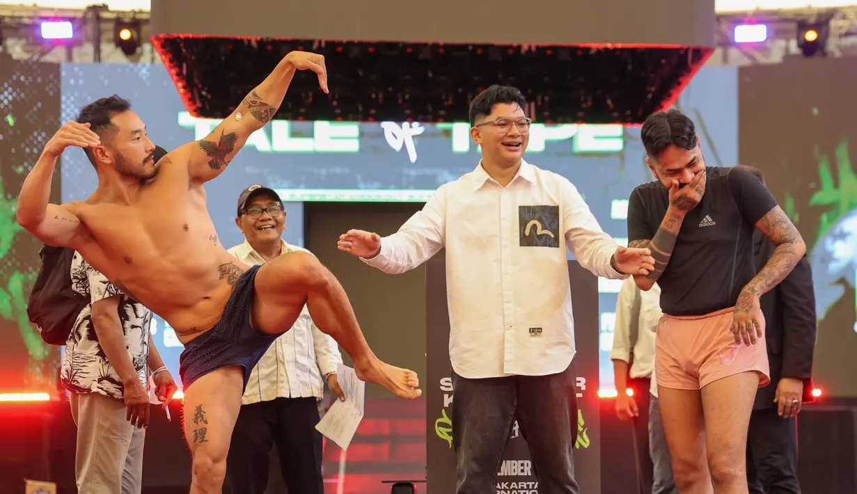 Bobby Saputra (kiri) melakukan gerakan menantang kepada Onadio Leonardo (kanan) pada acara Press Conference Superstar Knockout edisi 2 di Jakarta International Velodrome, Rawamangun, Sabtu (7/12/2024).
