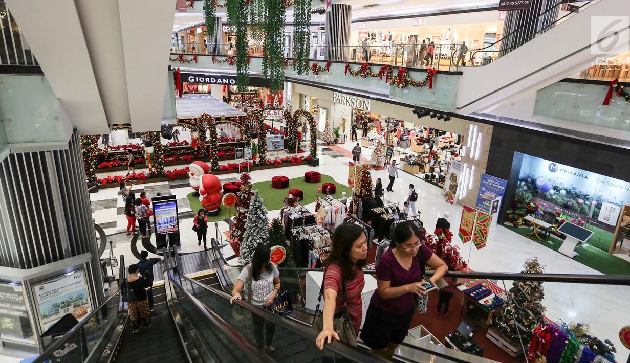 Suasana dekorasi natal menghiasi Lippo Mall Puri, Jakarta, Kamis (29/11). Kegiatan Holiday Sensation diselenggarakan di 68 mal di berbagai kota. (Liputan6.com/Fery Pradolo)