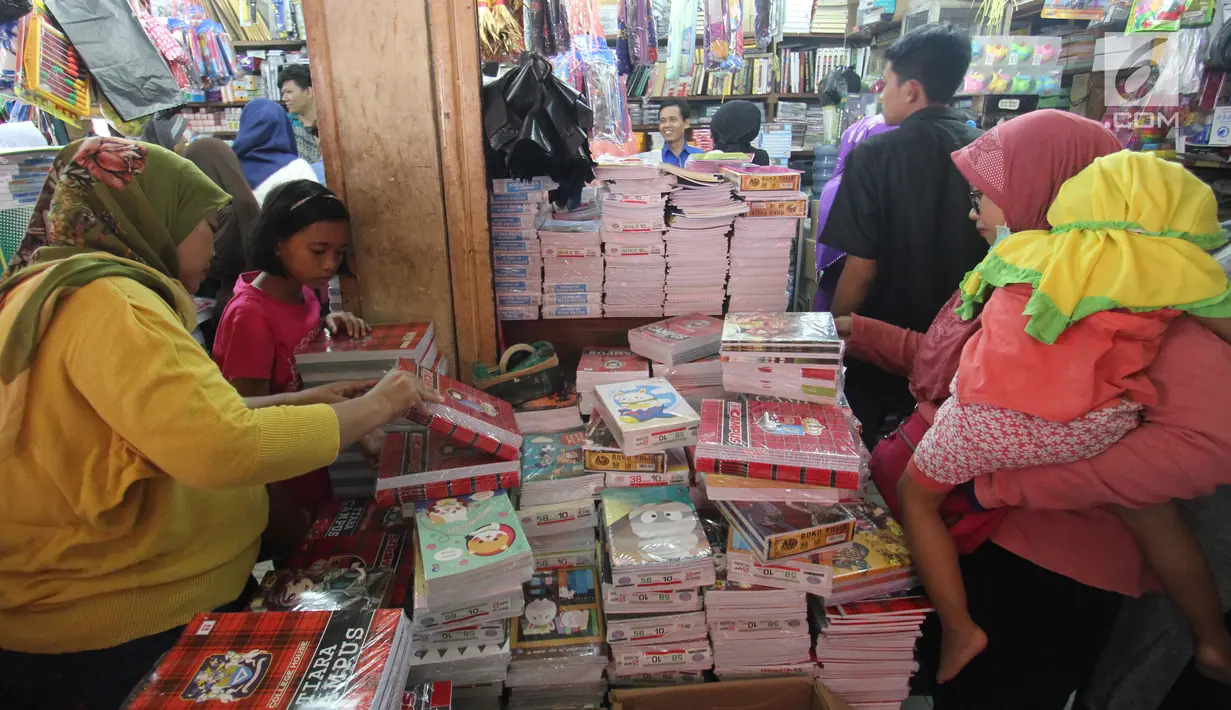 Sejumlah warga membeli buku di Pasar Kebayoran Lama, Jakarta, Rabu  (5/7). Menjelang tahun ajaran baru permintaan perlengkapan sekolah meningkat. (Liputan6.com/Angga Yuniar)
