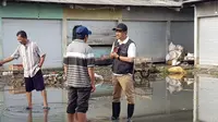 Gus Ipul menemui korban banjir di Benjeng Gresik. (Dian Kurniawan/Liputan6.com)