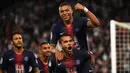 Para pemain PSG merayakan gol yang dicetak Kylian Mbappe ke gawang Monaco pada laga Liga Prancis di Stadion Parc des Princes, Paris, Sabtu (18/5). Mbappe dinobatkan jadi pemain terbaik Liga Prancis. (AFP/Franck Fife)