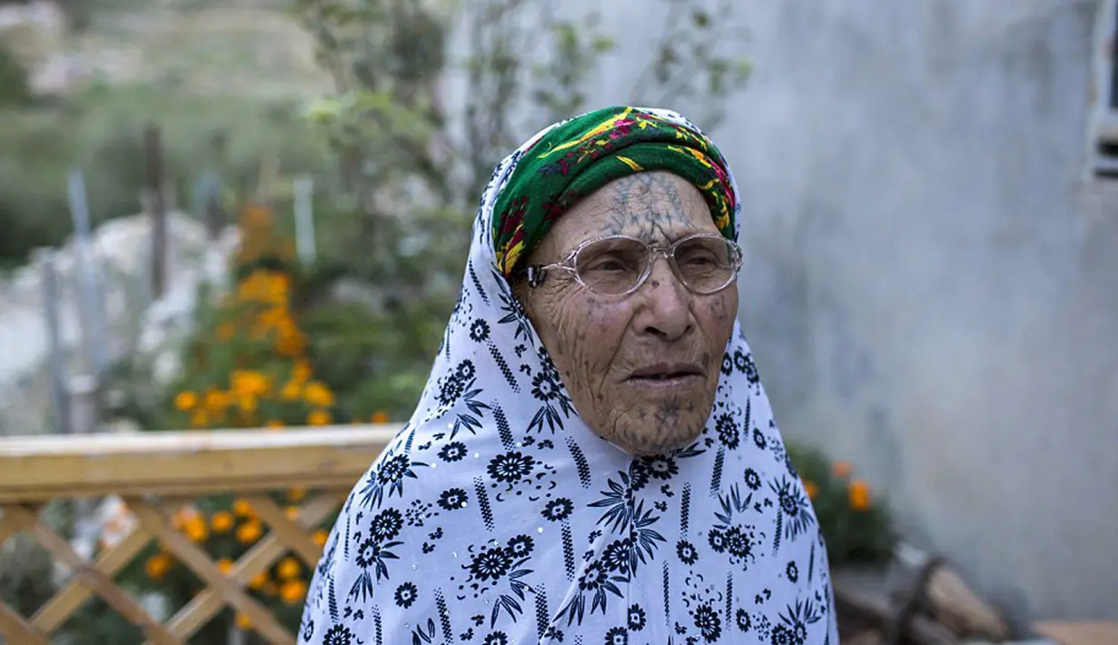 Wanita tua dari Chaouia pegunungan Aures, Aljazair tampak bertato dibagian mukanya. Pada jaman mereka masih muda untuk mempercantik diri mereka harus menato tubuh mereka dan tak tahu bila itu berdose bagi agamanya. (Dailymail.co.uk)