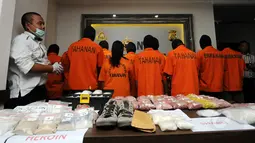 Sejumlah tersangka kasus narkoba berikut barang bukti diperlihatkan saat jumpa pers di Dit Resnarkoba Polda Metro Jaya, Kamis (13/11/2014). (Liputan6.com/Helmi Fithriansyah)