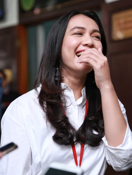 Henry Indraguna yang mendampingi berusaha agar Dhea bisa memberikan kesaksian lantaran melihat secara langsung. Namun, majelis hakim tetap menolak. Dhea hanya bisa pasrah dan menyaksikan jalannya persidangan. (Adrian Putra/Bintang.com)