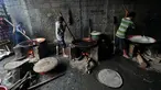Foto yang diambil 23 Januari 2016 menunjukkan pekerja yang tengah menyelesaikan pembuatan dodol di pabrik Nyona Lauw di Neglasari, Tangerang. Jelang Tahun Baru Imlek, permintaan dodol dan kue keranjang meningkat dua kali lipat. (Liputan6.com/JohanTallo)