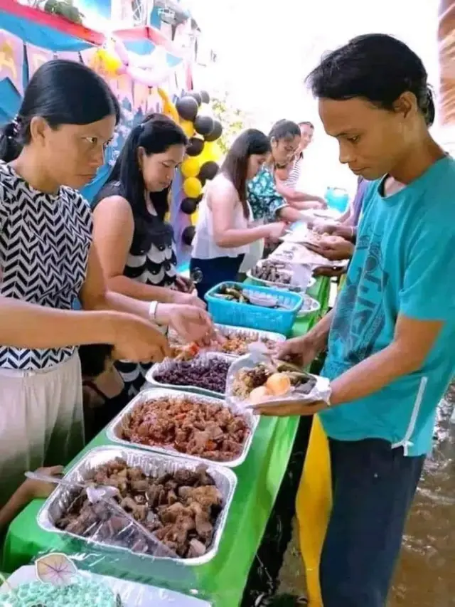 7 Potret Nyeleneh Orang Makan di Acara Kondangan Ini Kocak