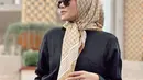 Meski begitu, ibu Sean Michael Alexander dan Aleena Naira Hana Hutapea itu juga memadukan kacamata hitamnya dengan pakaian serba hitam. Potret Olla Ramlan makin terlihat elegan. (Liputan6.com/IG/@ollaramlan).