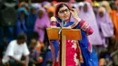 Penerima Nobel Perdamaian, Malala Yousafzai memberi sambutan dalam kunjungannya di kamp pengungsian Dadaab, dekat perbatasan antara Kenya-Somalia, (12/7). (REUTERS/Thomas Mukoya)