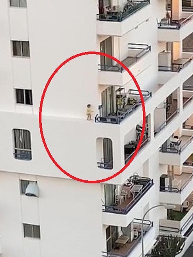 bocah lari di tembok luar apartemen