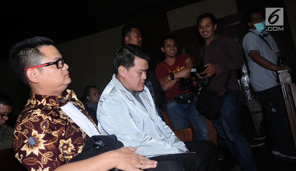 Terdakwa kasus dugaan korupsi e-KTP, Andi Agustinus alias Andi Narogong (kedua kiri) jelang sidang tuntutan di Pengadilan Tipikor, Jakarta, Kamis (7/12). Andi Narogong dituntut hukuman 8 tahun, denda 1 milyar rupiah. (Liputan6.com/Helmi Fithriansyah)