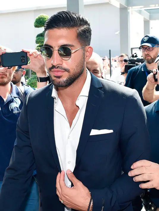 Pemain timnas Jerman, Emre Can tiba untuk menjalani tes medis di J Medical di Turin, Italia, (21/6). kontrak Can bersama Liverpool akan kedaluwarsa pada 30 Juni 2018. (Alessandro Di Marco/ANSA via AP)