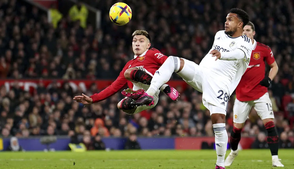 Gelandang Leeds United Weston McKennie erebut bola dengan bek Manchester United (MU)Lisandro Martinez pada laga tunda pekan ke-8 Liga Inggris 2022/2023 di Old Trafford, Manchester, Kamis (9/2/2023) dini hari WIB. MU sempat tertinggal 0-1 pada babak pertama melalui Wilfried Gnonto di menit kesatu. (AP Photo/Dave Thompson)