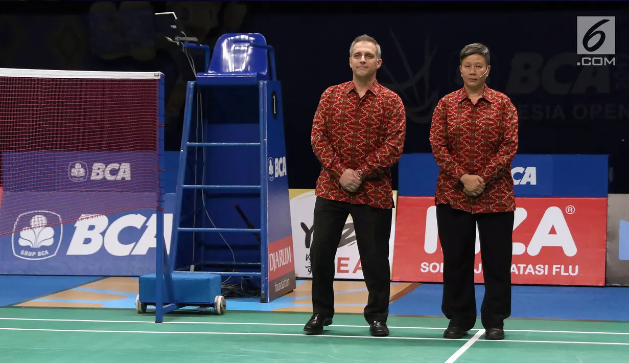 Dua orang wasit bersiap memimpin laga semifinal Indonesia Open 2017 di JCC Plenary Hall, Jakarta, Sabtu (17/6). Di semifinal Indonesia Open 2017, para wasit mengenakan kemeja batik lengan panjang. (Liputan6.com/Helmi Fithriansyah)