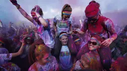 Terinspirasi oleh Holi festival Hindu, sejumlah peserta mengambil bagian dalam lomba lari bertajuk Sydney Color Run yang bersuasana karnaval, (24/8/2014). (REUTERS/Jason Reed)