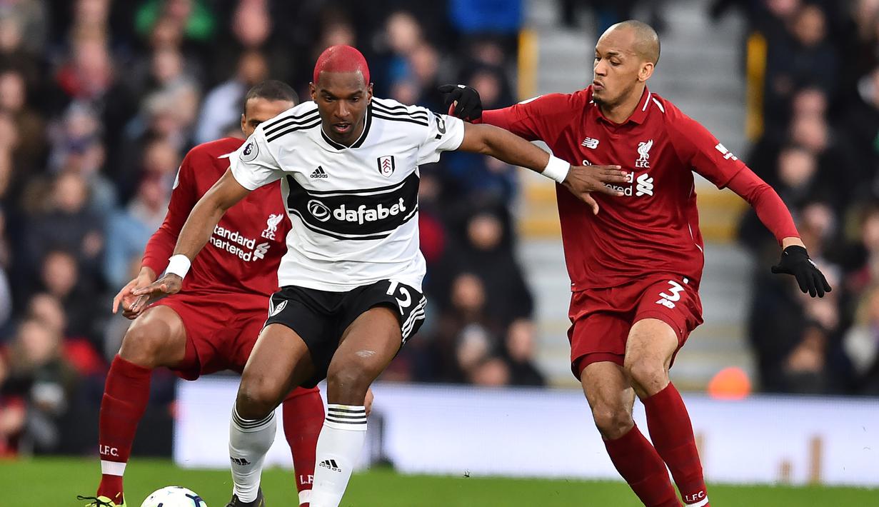 Aksi Ryan Babel lewati hadangan Fabinho pada laga lanjutan Premier League yang berlangsung di Stadion Craven Cottage, London, Minggu (17/3). Liverpool menang 2-1 atas Fulham. (AFP/Glyn Kirk)