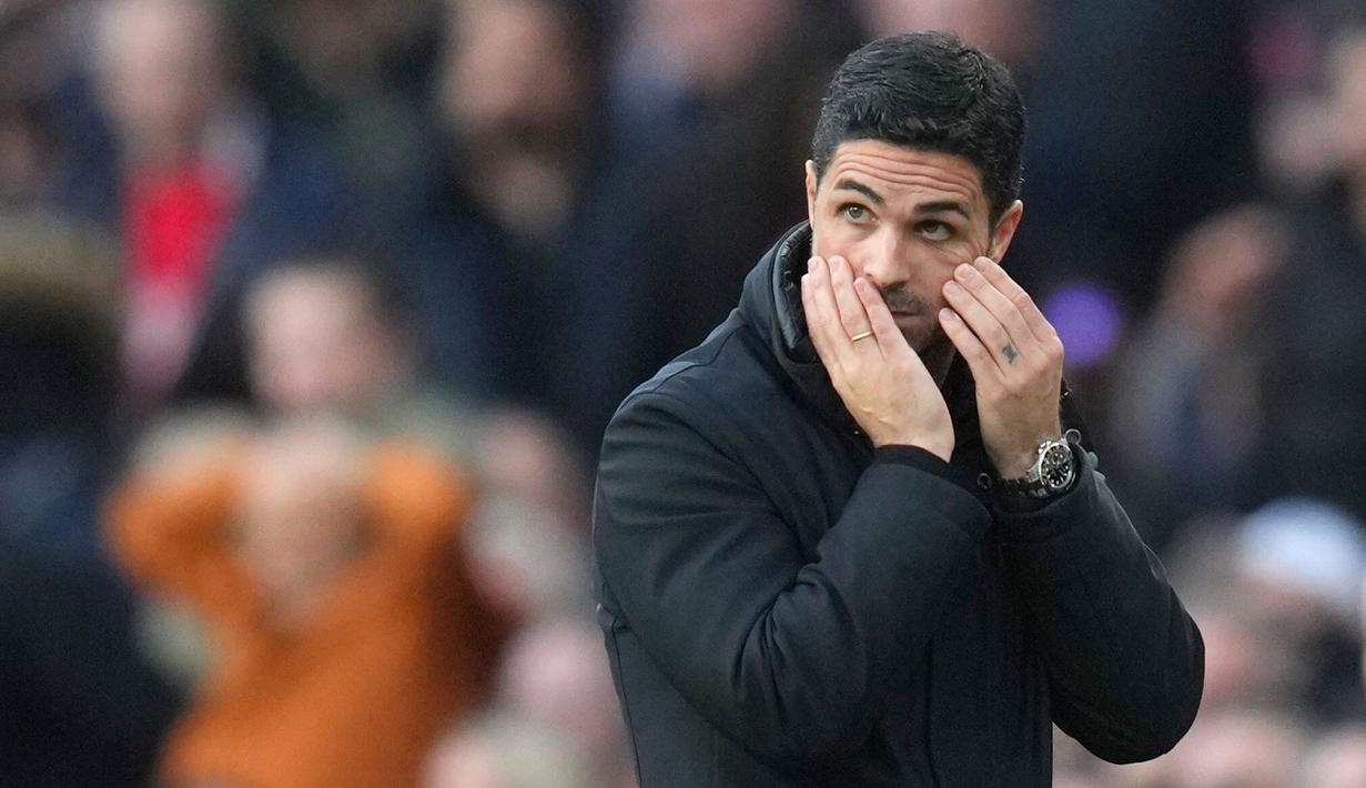 Pelatih Arsenal, Mikel Arteta, tak mampu menutupi kekecewaan setelah anak asuhnya tumbang dari West Ham United 0-1 dalam derby London di Stadion Emirates, Sabtu (22/2/2025) malam WIB. (AP Photo/Kirsty Wigglesworth)