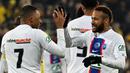 Pemain PSG, Kylian Mbappe melakukan selebrasi bersama rekannya Neymar setelah mencetak gol ke gawang US Pays de Cassel pada laga babak 32 besar Coupe de France 2022/2023 di Stade Bollaert-Delelis, Selasa (24/1/2023) dini hari WIB. Dua gol lainnya dicetak oleh Neymar (33') dan Carlos Soler (64'). (AFP/Francois Lo Presti)