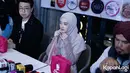 "Waktu itu dia malam-malam ke rumah. Dia nangis peluk aku, 'Kak gimana ini aku harus kerja'. Terus aku bilang 'Boleh kok kalau mau dibuka, kalau harus bekerja untuk cari nafkah'," ucap Antika dalam sesi wawancara berbeda dilansir dari Kapanlagi. [Foto: Bayu Herdianto/KapanLagi.com]