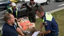 Tim penyelamat mengevakuasi beberapa penumpang yang terluka, setelah sebuah kereta bawah tanah tergelincir di sebuah terowongan antara Park Pobedy dan stasiun Slavyansky Bulvar, Moskow, (15/7/2014). (AFP PHOTO/Dmitry Serebryakov)