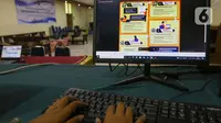 Petugas memperlihatkan alur pendaftaran Penerimaan Peserta Didik Baru (PPDB) di Posko Pelayanan PPDB 2022 di SMA Negeri 70, Jakarta, Kamis (19/5/2022). Pemprov DKI Jakarta telah membuka tahapan pra pendaftaran pada proses Penerimaan Peserta Didik Baru (PPDB) 2022 dari jenjang Sekolah Dasar (SD) hingga Sekolah Menengah Atas (SMA). (Liputan6.com/Herman Zakharia)