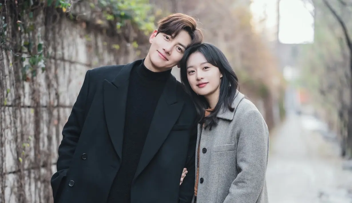 Ji Chang Wook dan Kim Ji Won dalam Lovestruck in the City (KakaoTV via Soompi)
