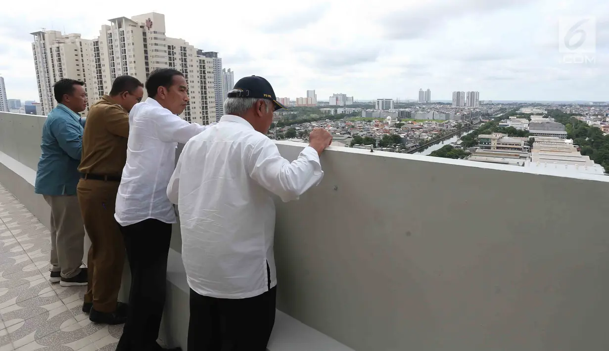 Presiden Joko Widodo didampingi Gubernur DKI Anies Baswedan, Menteri PUPR Basuki dan Menpora Imam Nahrawi saat meninjau wisma di Kemayoran (26/2). Jokowi meninjau mulai dari ruang tengah, ruang tidur, kamar mandi hingga dapur. (Liputan6.com/Angga Yuniar)