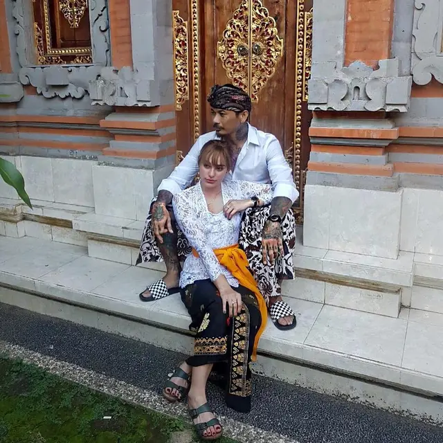 6 Potret Kompak Jerinx SID dan Nora Alexandra Pakai Baju Senada, Serasi